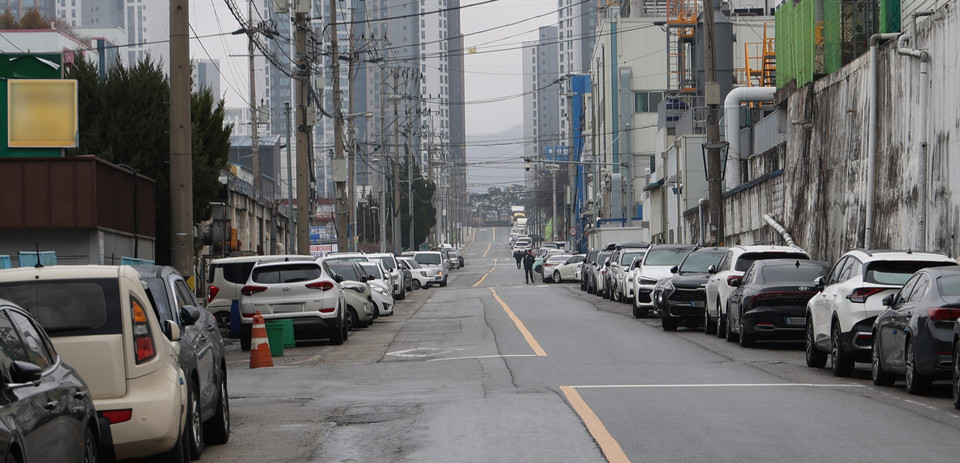 20일 청주산업단지관리공단 내 도로가 주차된 차들로 가득하다. 사진= 장예린 기자