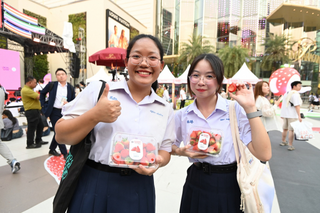 ▲논산 딸기를 받아들고 해맑게 미소짓는 태국 학생들