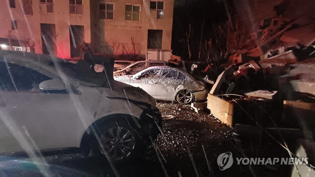 22일 오전 3시 20분경 충남 태안군 태안읍의 한 아파트 단지에서 20m 높이의 옹벽이 무너져 입주민 차량 9대가 파손됐다. 사진=연합뉴스
