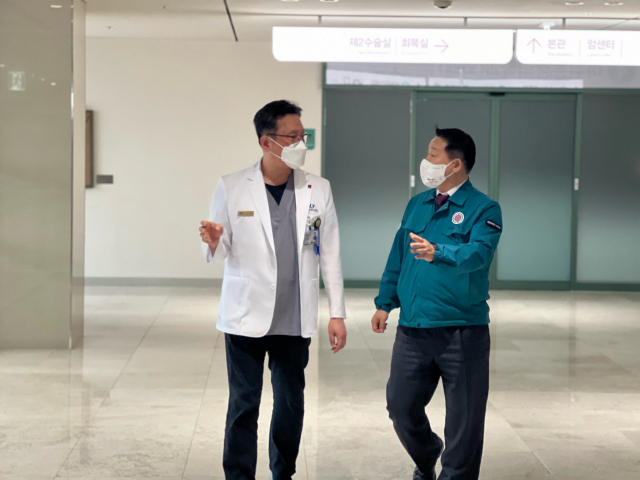 서철모 서구청장(오른쪽)은 22일 건양대학교병원과 대전 을지대학교병원에 방문해 관계자들을 격려했다. 대전 서구 제공