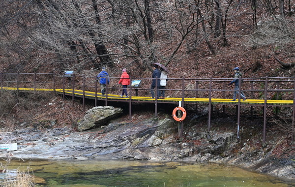  2월의 마지막 주 휴일인 25일 대전 유성구 계룡산국립공원 수통골을 찾은 등산객들이 산책을 하고 있다. 이경찬 기자 chan8536@cctoday.co.kr