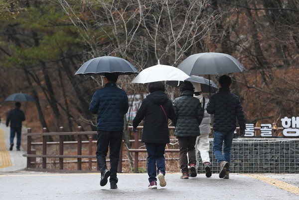 2월의 마지막 주 휴일인 25일 대전 유성구 계룡산국립공원 수통골을 찾은 등산객들이 산책을 하고 있다. 이경찬 기자 chan8536@cctoday.co.kr