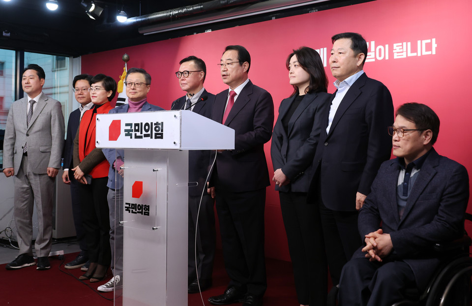 국민의힘 정영환 공천관리위원장과 위원들이 25일 서울 여의도 당사에서 1차 공천 결과를 발표하고 있다. 2024.2.25 사진=연합뉴스.