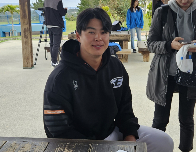 한화이글스 노시환이 26일 일본 오키나와 스프링캠프가 진행된 아카마구장 앞에서 인터뷰를 하고 있다. 김중곤 기자