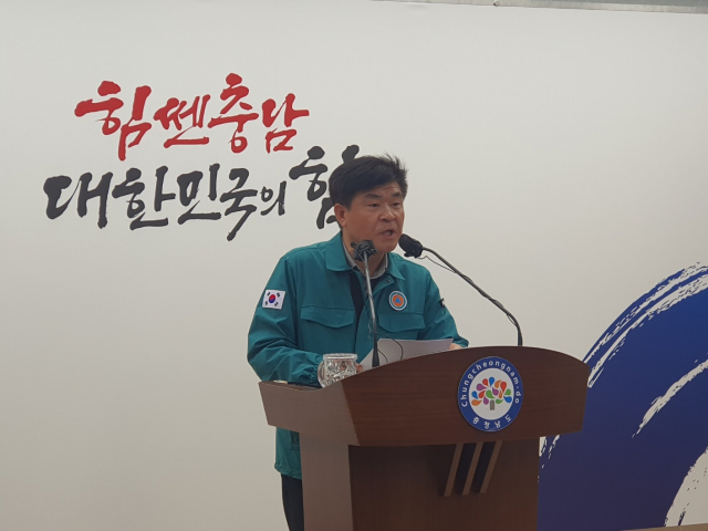 이동유 도 복지보건국장이 27일 도청 프레스센터에서 기자회견을 열고, 의료계 집단행동에 대한 도의 대응방침을 발표하고 있다. 사진=권혁조 기자.