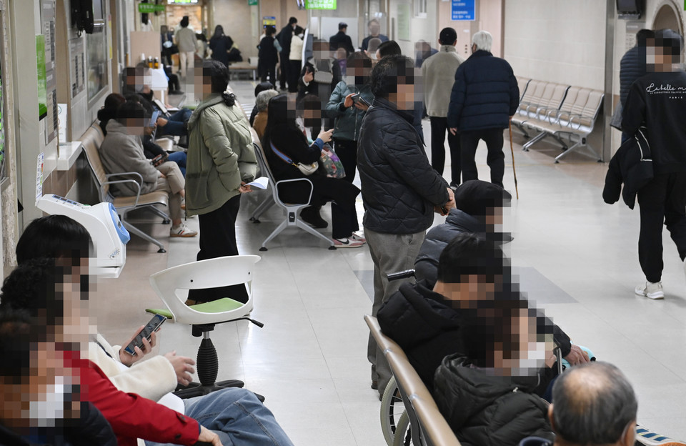 정부 의대정원 확대 정책에 반발하는 전공의 단체행동이 일주일째 이어지는 가운데 지난 26일 대전의 한 대학병원에서 환자들이 진료순서를 기다리고 있다. 이경찬 기자 chan8536@cctoday.co.kr
