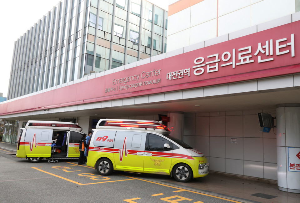 119 구급대가 대전권 상급종합병원인 충남대병원 응급의료센터로 중증 환자를 이송하고 있다. 2024.2.24 사진=연합뉴스.