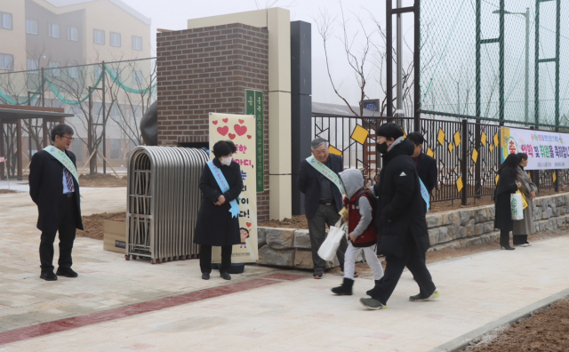 충남 홍성교육지원청은 4일 홍성 홍북초등학교에서 새학기 첫 등교를 축하하는 ‘등굣길맞이 캠페인’을 실시했다. 사진 홍성교육지원청 제공