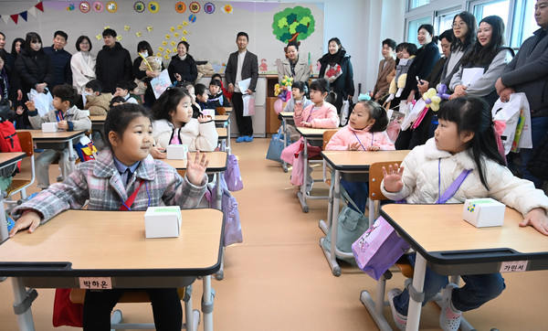 새 학기가 시작된 4일 대전 서구 변동 서부초등학교 교실에서 1학년 신입생들이 친구들과 인사하고 있다. 이경찬 기자 chan8536@cctoday.co.kr