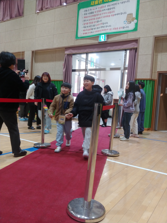 진천 문상초등학교는 4일 작은 학교만의 특별한 레드카펫 입학식을 가졌다. 이용민 기자