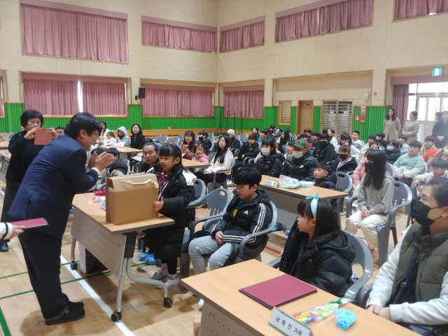 진천 문상초등학교는 4일 작은 학교만의 특별한 레드카펫 입학식을 가졌다. 이용민 기자