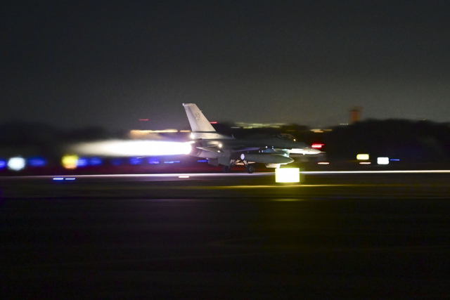 지난 1월 16일 밤 공군 제20비행단 활주로에서 KF-16 전투기가 힘차게 땅을 박차 오르고 있다. 공군 제20전투비행단 제공