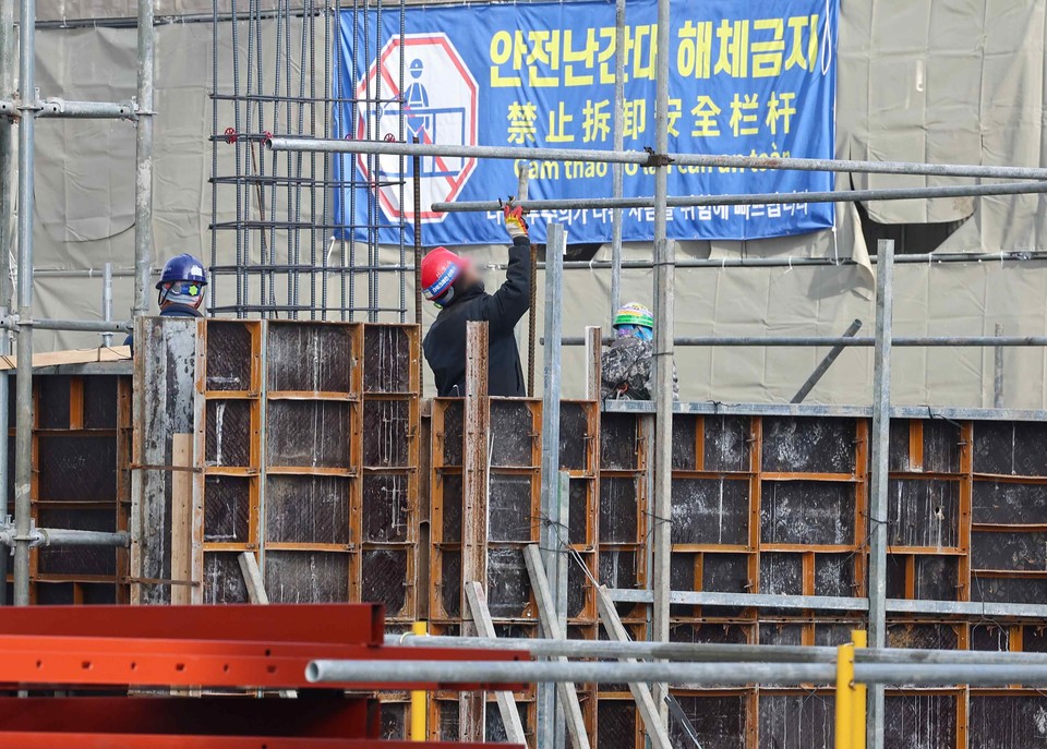 한 공사현장에서 작업자들이 작업을 하고 있다. 사진=연합뉴스.