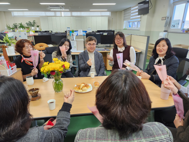 예산교육지원청 김종하 교육장(왼쪽에서 세번째)이 지난 8일 ‘세계여성의 날’을 맞아 직원들에게 장미꽃을 전달하고 격려했다. 예산교육지원청 제공