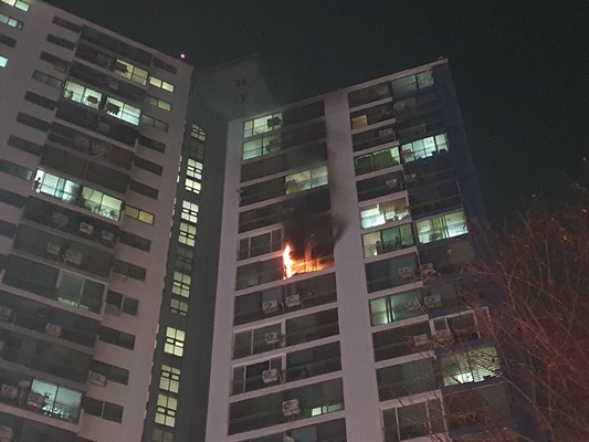 11일 오전 12시 15분 경 대전 관저동 원앙마을 4단지 아파트 베란다에 있던 실외기에서 화재가 발생했다. 대전서부소방서 제공.