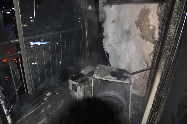 11일 오전 12시 31분경 대전 관저동 원앙마을 4단지 아파트 실외기가 화재로 인해 전소됐다. 대전서부소방서 제공.