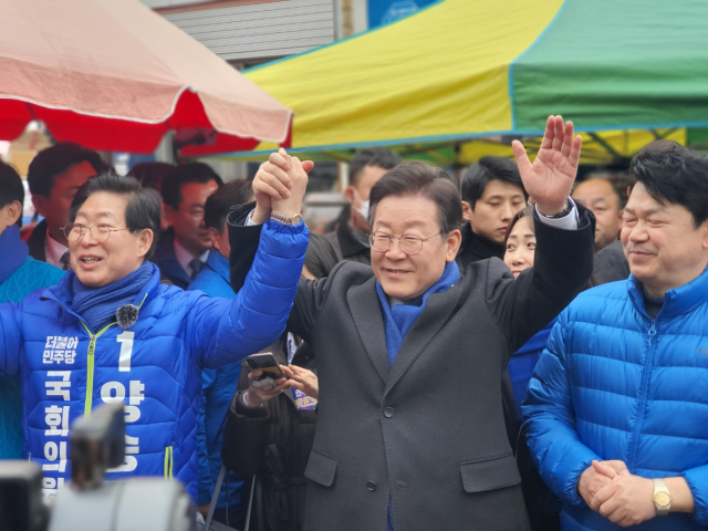이재명 더불어민주당 대표가 11일 홍성시장 방문, 4월 10일 제22대 총선에서 더불어민주당에 대한 지지를 호소했다. 사진=권혁조 기자.
