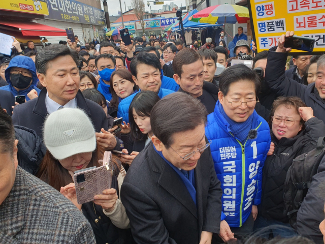 이재명 더불어민주당 대표가 11일 홍성시장 방문, 4월 10일 제22대 총선에서 더불어민주당에 대한 지지를 호소했다. 사진=권혁조 기자.