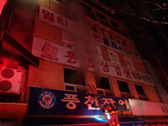 12일 오전 12시 50분경 대전 송촌동 5층 근린생활시설 건물 내 2층 음식점에서 화재가 발생했다. 대전대덕소방서 제공.