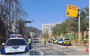 대전경찰청이 지난 15일 유성구 소재 수정초등학교 앞에서 불시 음주단속을 실시하고 있다. 대전경찰청 제공.