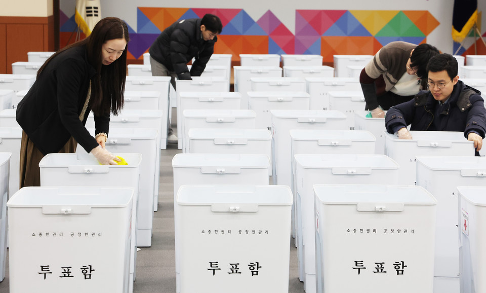선거관리위원회에서 관계자들이 투표함 등 물품을 점검하고 있다. 사진=연합뉴스.