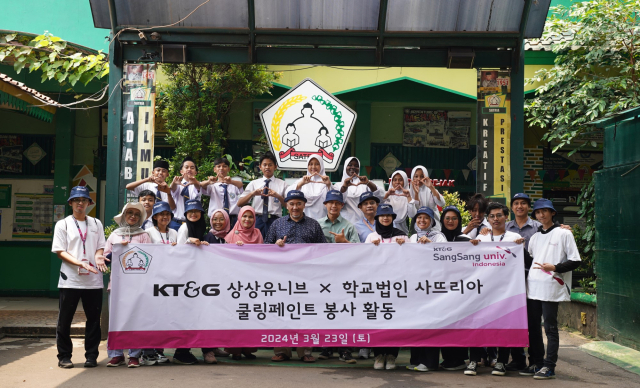 KT&G 상상유니브 인도네시아가 지난 23일 자카르타에서 지구온난화로 인해 갈수록 심각해지는 폭염에 대비하기 위한 봉사활동을 펼쳤다. KT&G 제공