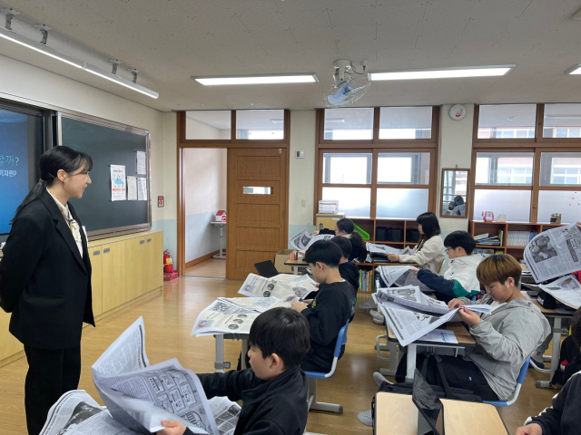 대전시교육청은 26일 대전늘봄학교인 대전문화초등학교에서 6학년 학생을 대상으로 충청투데이 최윤서 기자의 교육 기부가 진행됐다고 밝혔다. 대전시교육청 제공