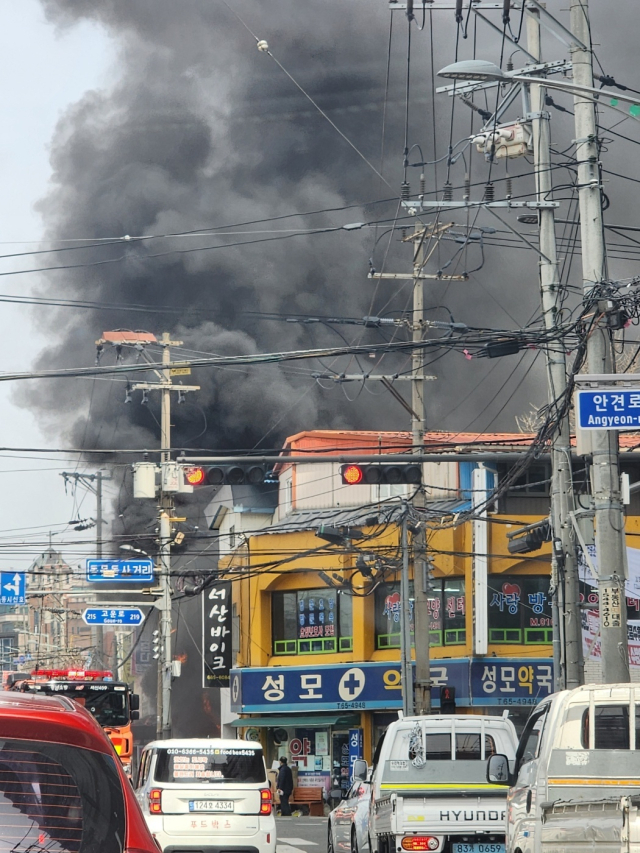 27일 오전 11시 54분 충남 서산 동문동의 한 오토바이 상가에서 불이 나 소방당국이 진화에 나섰다. 독자 제공