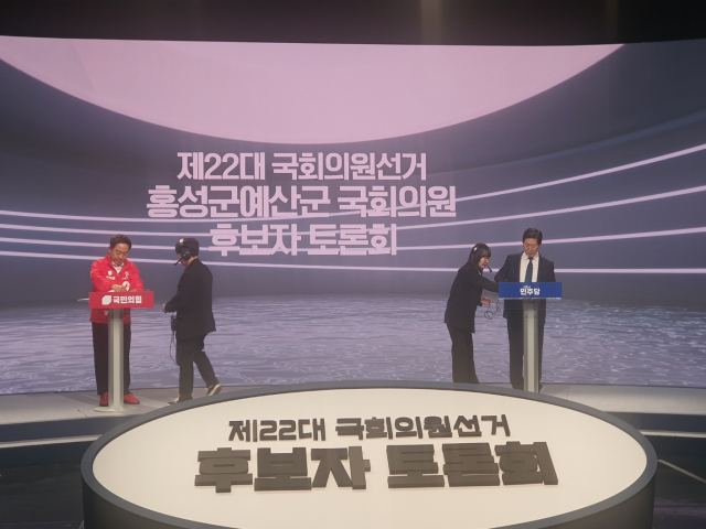 제22대 총선에서 홍성예산에서 맞대결을 펼치는 더불어민주당 양승조 후보(우)와 국민의힘 강승규 후보(좌)가 30일 첫 TV 토론회를 준비하고 있다. 사진=권혁조 기자.