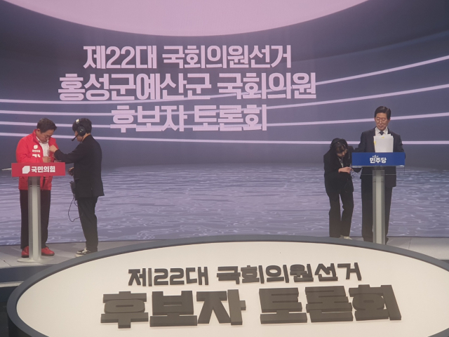 제22대 총선에서 홍성예산에서 맞대결을 펼치는 더불어민주당 양승조 후보(우)와 국민의힘 강승규 후보(좌)가 30일 첫 TV 토론회를 준비하고 있다. 사진=권혁조 기자.