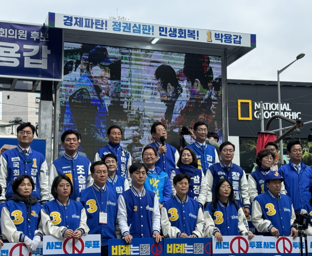 5일 이재명 더불어민주당 대표가 대전 중구 으느정이 문화거리에서 대전지역 총선 후보들과 집중 유세를 펼쳤다.사진=조사무엘 기자