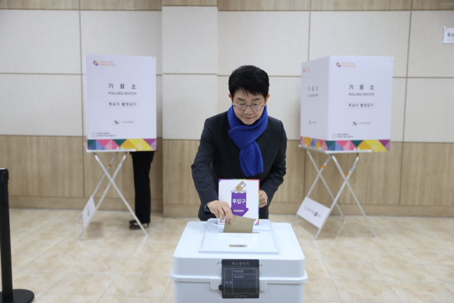 5일 더불어민주당 대덕구 박정현 후보가 은행선화동 사전투표소에서 투표를 마쳤다. 박정현 선거캠프 제공