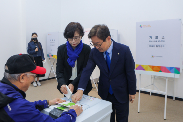 5일 더불어민주당 서구을 박범계 후보가 둔산1동 사전투표소에서 투표를 마쳤다. 박범계 선거캠프 제공