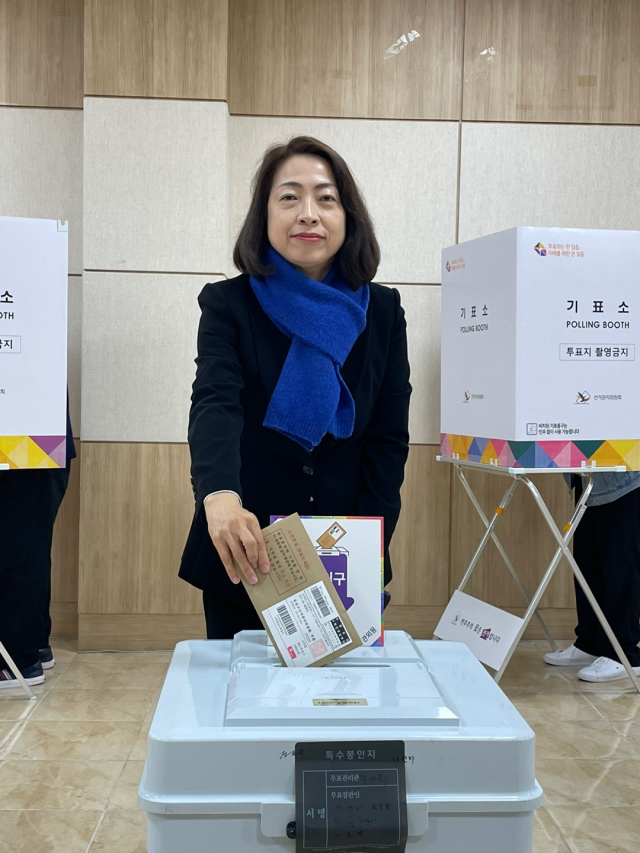 5일 더불어민주당 유성을 황정아 후보가 은행선화동 사전투표소에서 투표를 마쳤다. 황정아 선거캠프 제공