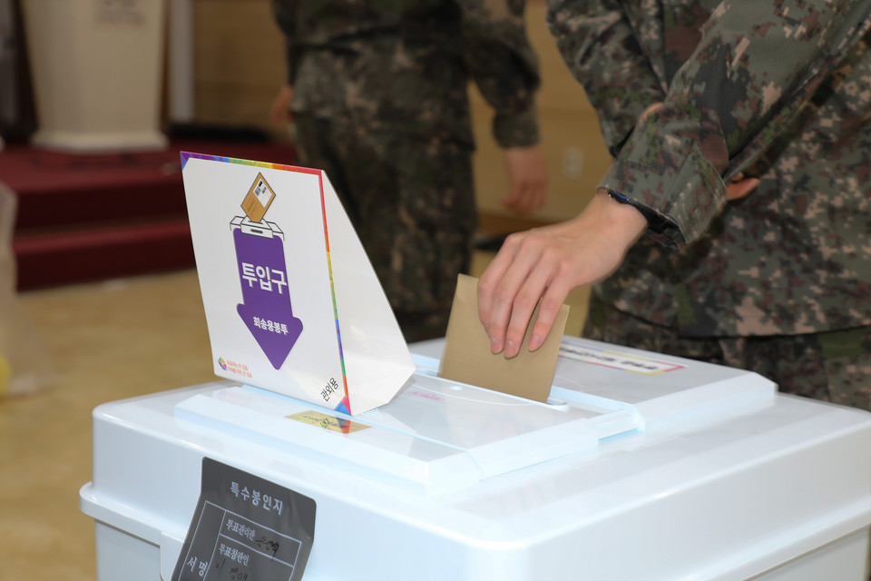 제22대 국회의원선거 사전투표 첫날인 지난 5일 충북 증평군청 대회의실에 마련된 증평읍 제2사전투표소에서 육군 37사단 장병이 소중한 한 표를 행사하고 있다. 2024.4.5 사진=연합뉴스.