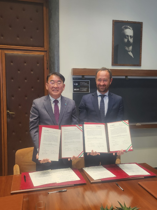 이탈리아 국립연구위원회와 해양생명자원연구를 위한 협력의향서를 체결한 최완현 국립해양생물자원관장(왼쪽).사진=국립해양생물자원관 제공.