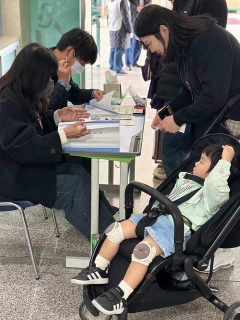 제 22대 국회의원 선거일인 10일 대전 서구 월평 제1투표소에서 한 유권자가 3살 자녀와 함께 투표소를 방문했다. 사진=함성곤 기자