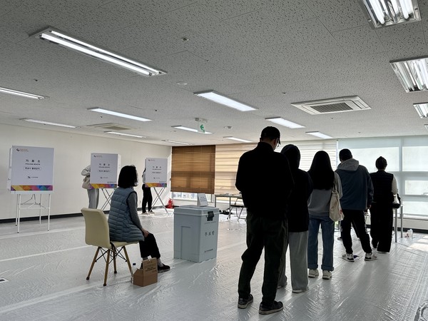 제 22대 국회의원 선거일인 10일, 대전 유성구 온천1동 제5투표소에서 투표를 하기 위해 유권자들이 줄을 서있다. 사진=조사무엘 기자