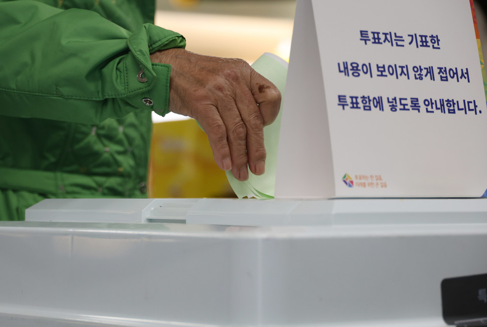 제22대 국회의원선거 투표일인 10일 오전 충남 논산 연산초등학교에 마련된 투표소에서 한 시민이 투표하고 있다. 2024.4.10