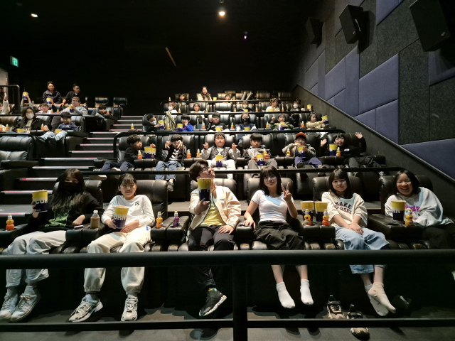 진천 성암초등학교 학생들이 12일 진천읍 메가박스에서 영화 '쿵푸팬더 4'를 관람했다. 진천교육지원청 제공