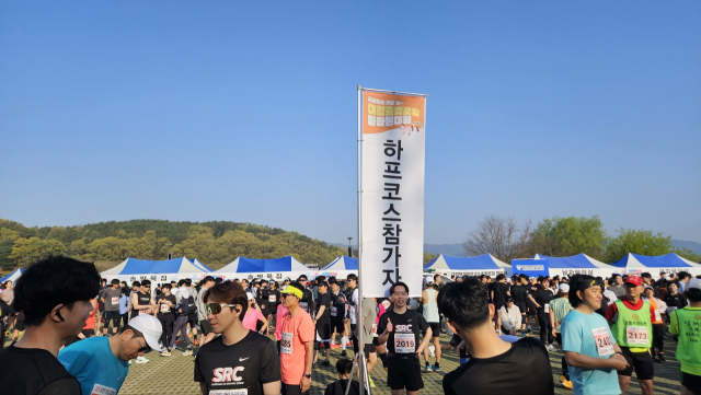 '2024 벚꽃길 대청호 마라톤 대회' 참가자들이 출발에 앞서 대기하고 있다. 사진=김중곤 기자