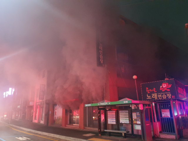 16일 오전 00시 26분경 대전 원내동 3층 근린생활시설 건물 내 1층 음식점에서 화재가 발생했다. 대전서부소방서 제공.