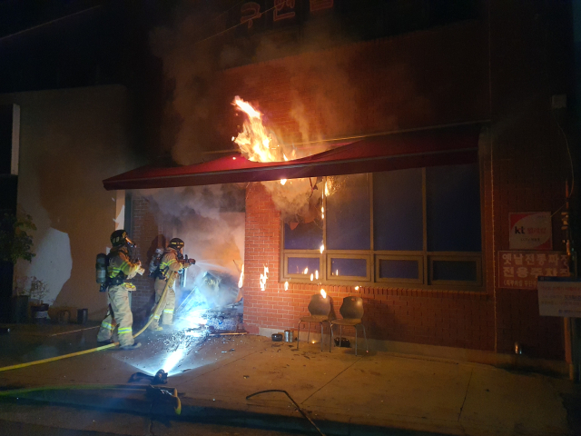 16일 오전 00시 26분경 대전 원내동 3층 근린생활시설 건물 내 1층 음식점에서 불이 나 소방 대원들이 화재를 진압했다, 대전서부소방서 제공