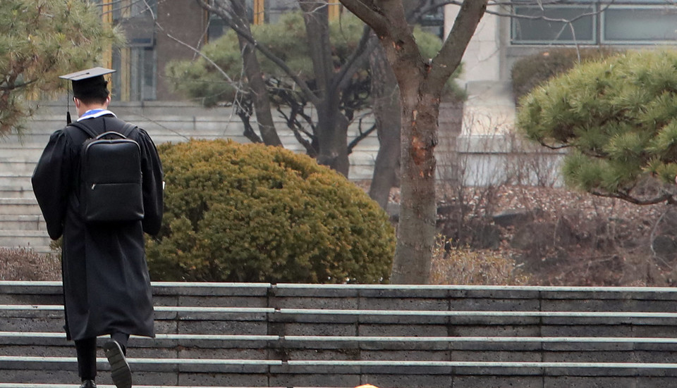 한 졸업생이 학사모를 쓴 채 계단을 올라가고 있다. 사진=연합뉴스.