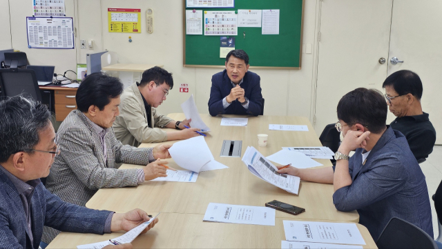 충주시미래비전추진단(국장 김기홍)은 17일 기자 간담회를 열어 달숯정원 조성 운영과 맨발산책 추진, 수안보 플랜티움 사업, 금가면 쌀겨 효소 찜질 사업 등을 설명했다.사진=김의상 기자