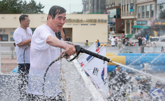 김동일 보령시장이 지난 16일 태국 송크란 물축제에 참석해 물을 뿌리고 있다. 보령시 제공