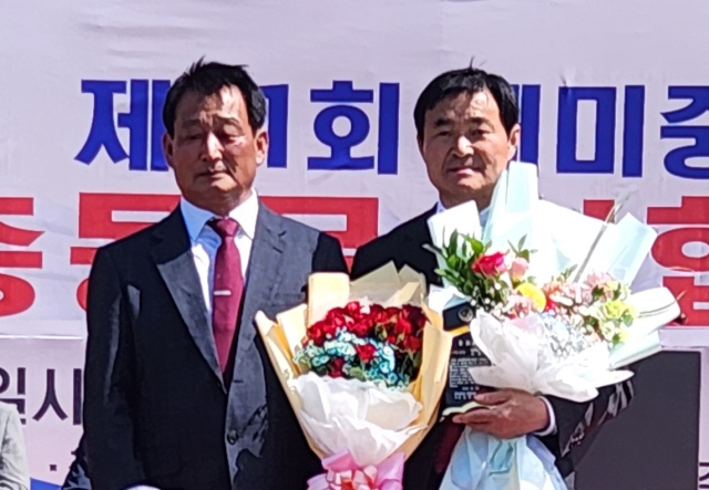 해미중학교 총동문회, 안원기 서산시의원에게 '자랑스러운 동문상' 수여. 서산시의회 제공