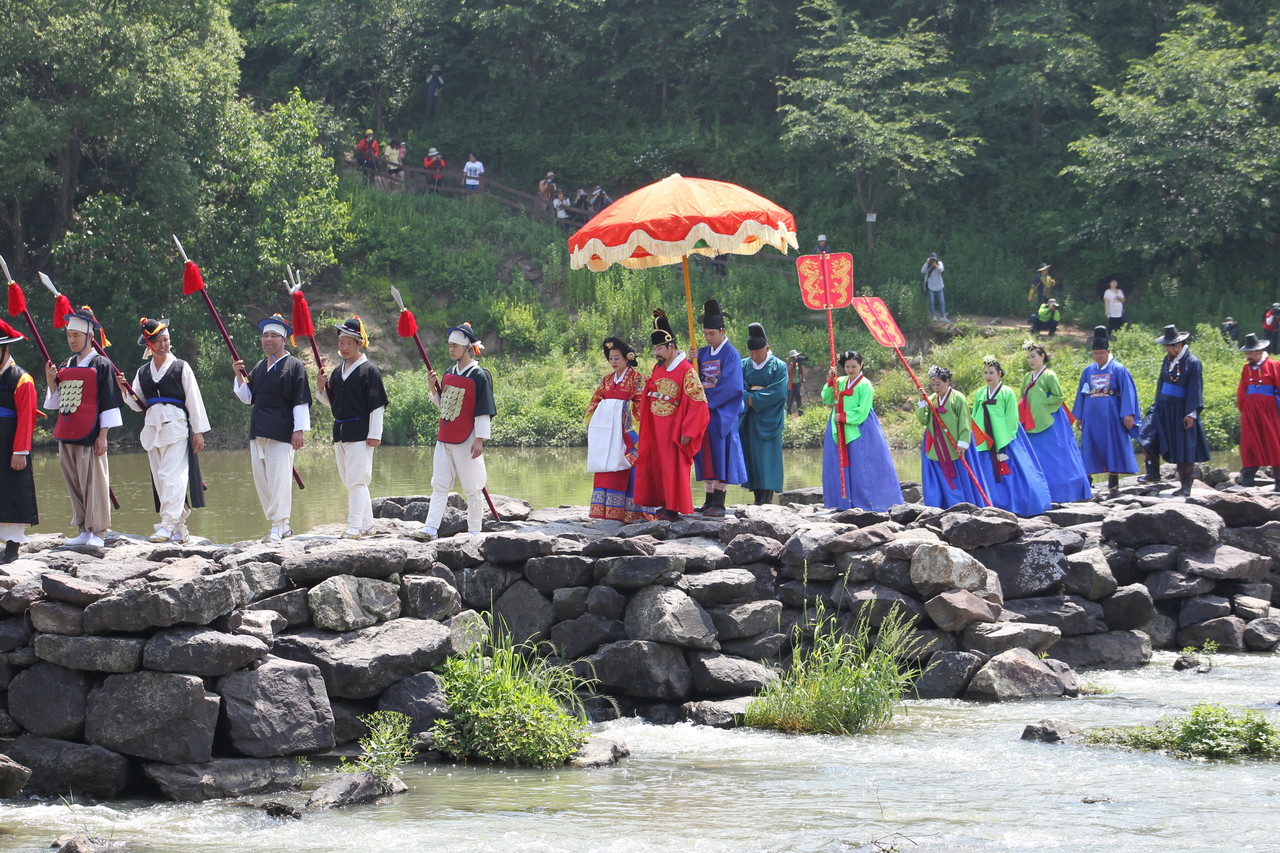 농다리축제 전통 행렬. 진천군 제공
