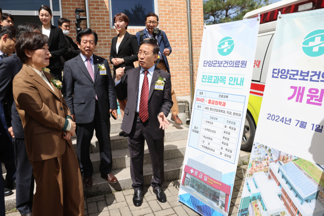 농촌으로 찾아가는 의료서비스가 2024년 전국 300회 계획 중 단양군에서 첫 발대식 갖고 힘차게 출발했다. 사진은 김문근 단양군수가 송미령 장관에게 단양군보건의료원에 대해 설명하고 있다. 단양군 제공