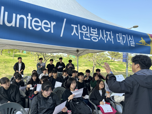 충주중산고 학생 26명이 19일부터 탄금호 국제조정대회장에서 열리는 파리올림픽 예선 조정대회에 통역사 및 경기운영 자원 봉사활동에 참여했다.사진=충주중산고등학교